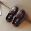 Sapatos de couro infantil estilo britânico para meninos primavera meninas retrô preto único sapato mocassim macio para crianças 240131