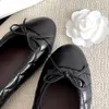 Kadın Lüksler Kanal Bale Sandalet Sıradan Elbise Koyun Dinini Tasarımcı Spor Sezunası Katlanabilir Dans Ayakkabı Yürüyüş Siyah Beyaz Espadrille Açık Run Seyahat Daireler Ayakkabı