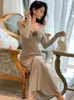 Casual klänningar 2024 Franska eleganta kvinnor grå kvällsfest klänning mode vintage bröstblomma dekoration v halskamla kvinnlig svart lång