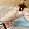 Projektant Slipper Miękkie wyściełane skórzane sandały Platforma Saboty Saboty Sabippers Kobiety Mule Summer Slajdes z pudełkiem 522