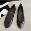 Kadın Lüksler Kanal Bale Sandalet Sıradan Elbise Koyun Dinini Tasarımcı Spor Sezunası Katlanabilir Dans Ayakkabı Yürüyüş Siyah Beyaz Espadrille Açık Run Seyahat Daireler Ayakkabı