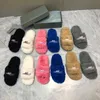 2024 Nouveau hiver extérieur cheville chaudes chaussures décontractées de pantoufle cadeau de peluche pelucheux peluches noires de sandal blanc sandaux de la glissade de sandal teze broder flou sandale diapositive