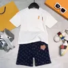 Sommerliches High-End-Kurzarm-T-Shirt aus Baumwolle im britischen Stil mit einem zweiteiligen Set für kleine und mittelgroße Babys