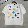 Camisetas de punto para mujer Diseñador Cuello redondo Manga corta tejida Toalla colorida Letras bordadas Textura moderna y versátil Delgada y hermosa