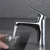 Robinets d'évier de salle de bains Robinet de lavabo de conception simple Accessoire de mélange d'eau froide Lavabo à poignée unique sous le robinet en métal du comptoir