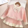 Set di abbigliamento 2024 Ragazze Autunno Abito Fiocco Edizione coreana Set per bambini Baby Foreigner Cardigan lavorato a maglia Due pezzi 2-8 anni Top e Bot