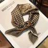 Eşarplar 2024 Lüks İpek Şal Kare Eşarp Kadınlar Saten Moda Sargılar Neckerchief Kadın Saç Bantları Şerit Kafa Bandı Bandana 70x70cm