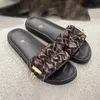 2024 Novas mulheres sandálias chinelo clássico praia designer sentir slide macio tecido de seda casual sapato plana viagens homens carreira moda borracha mule sandale verão piscina sliders