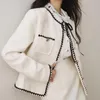 Robes de travail Beige Xiaoxiangfeng Set pour femmes 2024 Automne / Hiver Design avancé Tempérament Manteau de mode Slim Fit Court A-Line Skir