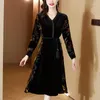 Casual klänningar kvinnor svart sammet broderi chic midi klänning höst vinter elegant lyxparti 2024 koreansk vintage hepburn natt