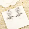 Designer Luxury Brass Earrings Classic Double Letter Five Pointed Star Pendant Black White Pared Inlaid Swarovski Diamonds Women Charm Jewel Girl Girl Fashion Gift