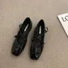 Женские туфли-лодочки на толстом низком каблуке, серебристые туфли Мэри Джейн с квадратным носком, женские весенние однотонные повседневные лоферы с пряжкой 240118