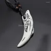 Pendentif Colliers En Gros 12 pcs Faux Yak Os Résine Sculpté Blanc Requin Dent Collier Ras Du Cou Pour Hommes Femmes Surf Cadeau MN143