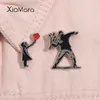 Brosches Banksy Art Emamel Pin Flower Thrower Girl With Balloon Hoppas alltid Brosch Lapel ryggsäck Badge Jewelry Gift till vänner