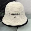 Senhora Designer Fleece Bucket Chapéus Alto Top Formal Chapéus Mulheres Luxurys Designers Fluffy Caps Sun Bonnets Inverno Beanie Equipado Caps Mens C Sunhat