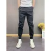 Les nouveaux leggings rayés Instagram pour hommes d'automne et d'hiver sont polyvalents et tendance, associés à des bottes Martin, un jean décontracté coupe ajustée