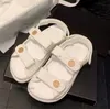 Kvinnor pappa sandaler äkta läderdesigner sandaler lyxiga kamelia sommar våren farfar sandaler quiltade spänne kaviar kil diamant spänne slip på ankelremmen