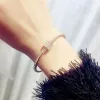 Bangles Sydkoreas nya trenddesignkänsla av lyxig titanståluppsättning armband för kvinnors populära modearmband smycken