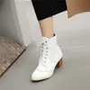 Stivali YMECHIC 2022 Moda Brogue Intagliato Marrone Balck Bianco Lace Up Tacco Alto Combattimento Biker Stivaletti per Le Donne Stivaletti Scarpe da Donna 43