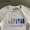 Trapstar Tshirt Été Hommes T-shirts Costume Court 2.0 Chenille Décodé Rock Candy Saveur Dames 2023 Bas Brodé Survêtement T-shirt 688s UAYK