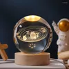 Figurines décoratives brillantes d'astronaute de la galaxie planétaire, boule de cristal, veilleuse, alimentation USB, lampe de chevet chaude/RVB, lampe cadeau de noël pour enfant