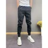 Les nouveaux leggings rayés Instagram pour hommes d'automne et d'hiver sont polyvalents et tendance, associés à des bottes Martin, un jean décontracté coupe ajustée
