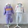 Zestawy odzieży Bebe Koreańska Swaterażka dla dzieci i spodnie dresowe Suit 2024 Autumn Cartoon Printed Girl Chłopiec Sweters Pant Set Ubrania