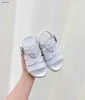 Novo bebê sandálias geométricas logotipo decoração crianças chinelos preço de custo tamanho 26-35 incluindo caixa duas cores opcionais sapatos criança jan20