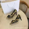 Schuhe mit hohem Absatz, einzelne Damen, Medusa, sexy, spitz, dünn, Baotou, große goldene Schnalle, Schwarz