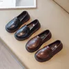 Sapatos de couro infantil estilo britânico para meninos primavera meninas retrô preto único sapato mocassim macio para crianças 240131