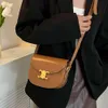 Schwarze High-End-Handtasche für Damen im Jahr 2024, neue modische Umhängetasche, lässig und vielseitig, halbrunde rote Satteltasche 2024 Design Fashion 78 % Rabatt im Großhandel