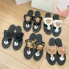 Sommer Strand Sandalen Casual Schuh Luxus Versa Flip Flops Mules Slide Pool Frauen Slipper 2024 Neue Flache Designer Metall Logo Schwarz Weiß Loafer Größe 35-42 Männer Sliders Dame