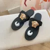 Sandali da spiaggia estivi Scarpa casual di lusso Versa Infradito Ciabatte Piscina con scivolo Pantofola da donna 2024 Nuovo design piatto Logo in metallo mocassino bianco nero Taglia 35-42 Uomo Sliders lady