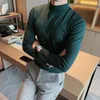 ブランド服の男性スプリング高品質のタートルネックプルオーバーTシャツ/男性スリムフィットスパンコール装飾長袖Tシャツ240131