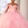 Mexico Pink Off the Shoulder Ball Gown Quinceanera Dress for Girl Applique Lace Tull med Cape Birthday Party Glows Prom Dresses Sweet 16