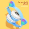 フラッシュライトかわいい猫の耳ワイヤレスbluetoothヘッドセットゲーミングイヤホンがマイクヘッドフォンを導くコントロールステレオミュージックヘルメットイヤホン