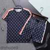 Vetements Shirt Mens Tracksuits Summer Casual Fashion Designer Tracksuitsr Tops Men Pants Jogging Andningskläder T-shirt Lägg till två-stycken kostym DPE0