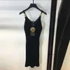 Luxo plus size vestidos sexy com decote em v fivela de metal suspender saco de malha vestido de nádega feminino fino verão nova sem mangas medusa