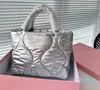 2024 Bolso de mano acolchado de lujo Bolsos de diseñador de cuero Bolsos cruzados para mujer Bolso de cinturón de hombro Embrague Monedero en relieve Compras Cartera de totalizadores con letras de metal clásicas