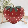 Kvällspåsar Strawberry Purse Casual Elegant Bag Pu Leather Crossbody Fruit Shaped Plånbok för brudkvinnliga evenemang Rese Party