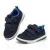 SKYWHEEL Sapatos casuais infantis leves e respiráveis para caminhada e corrida com tira de tênis deslizante em tênis de lona