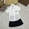 ファッションキッズドレスセット刺繍されたロゴチャイルドトラックスーツベビーガールズ服サイズ100-160白い半袖シャツとスカート24feb20