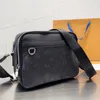 Het designer väska designer väska män och kvinnor designer messenger väska klassisk magnetisk stängd belagd duk läder axelväska crossbody väska