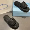 2024 Sandali firmati estivi Pantofole di lusso Sandali da donna Fibbia dorata Sandali casual da donna intrecciati in tessuto marrone nero