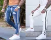 Moda Uomo Jeans skinny Biker Destroyed Slim Fit Fori strappati Pantaloni in denim Pantaloni a matita a righe laterali Hip Hop Blu Bianco Nero1645010