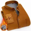 Corduroy Heren Shirts Herfst Winter Effen Lange Mouw Met Zak Dikke Fleece Gevoerd Zacht Casual Flanel Warm Overhemd M-6XL 240226