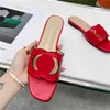 Diapositivas de zapatillas de verano para mujer Zapatillas de mujer Sandalias de diseñador de marca Tacón plano Moda Cuero versátil Casual Confort Flip Flop Sandalias al aire libre