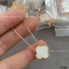 Designer Van Clap V Gold Natural Crystal Purple Jade Chalcedony Four Leaf Grass Halsband Kvinnlig elektropläterad 18K Transparent dubbelsidig Fritillaria Pendant Cla