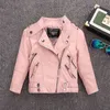 2-14 세 소녀의 가짜 가죽 자켓 어린이 PU 코트 긴 소매 지퍼 벨트 기관차 재킷 세련된 십대 아이 소년 재킷 240222