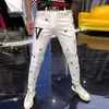 Vaqueros para hombre Vaqueros de diseño Vaqueros casuales blancos con estampado personalizado de marca de moda para hombre con corte entallado y versión de pies pequeños de bonitos pantalones largos con bordado